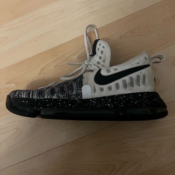 Nike Zoom KD 9. Size 5.5Y. Oreo.
855908-100 - Picture 5 of 5